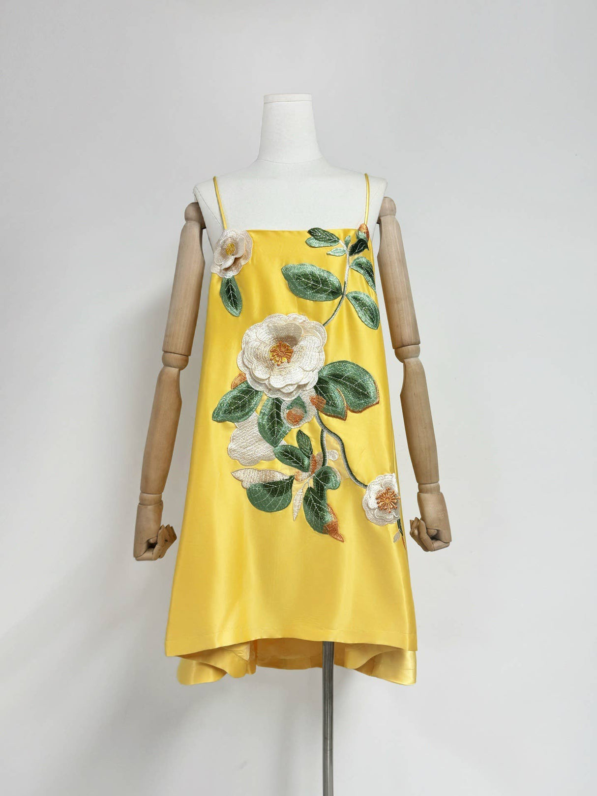 DR685Y Floral Embroidered Backless Suspender Short Skirt