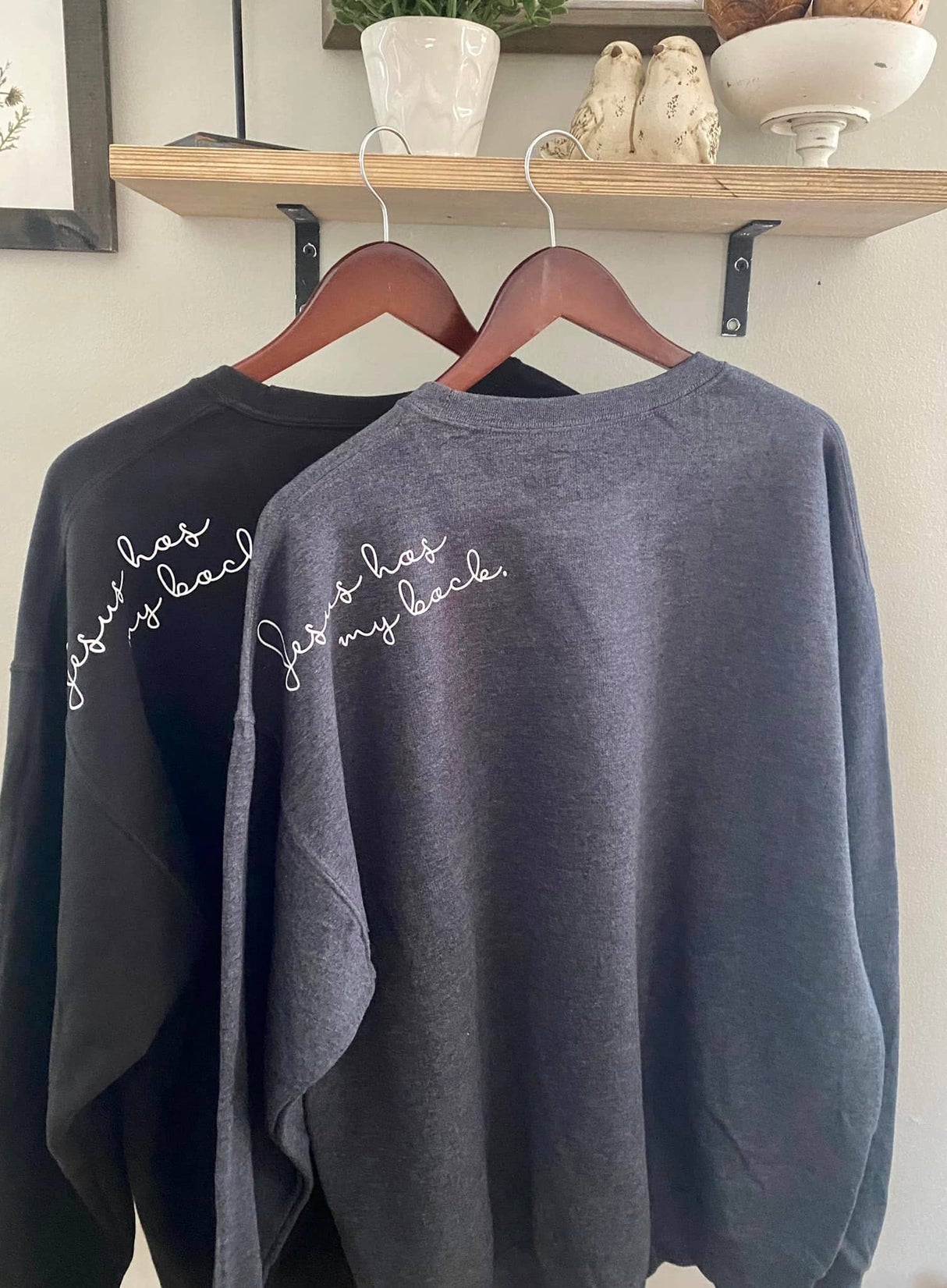 Jesus has my Back - Sweatshirt: Gray