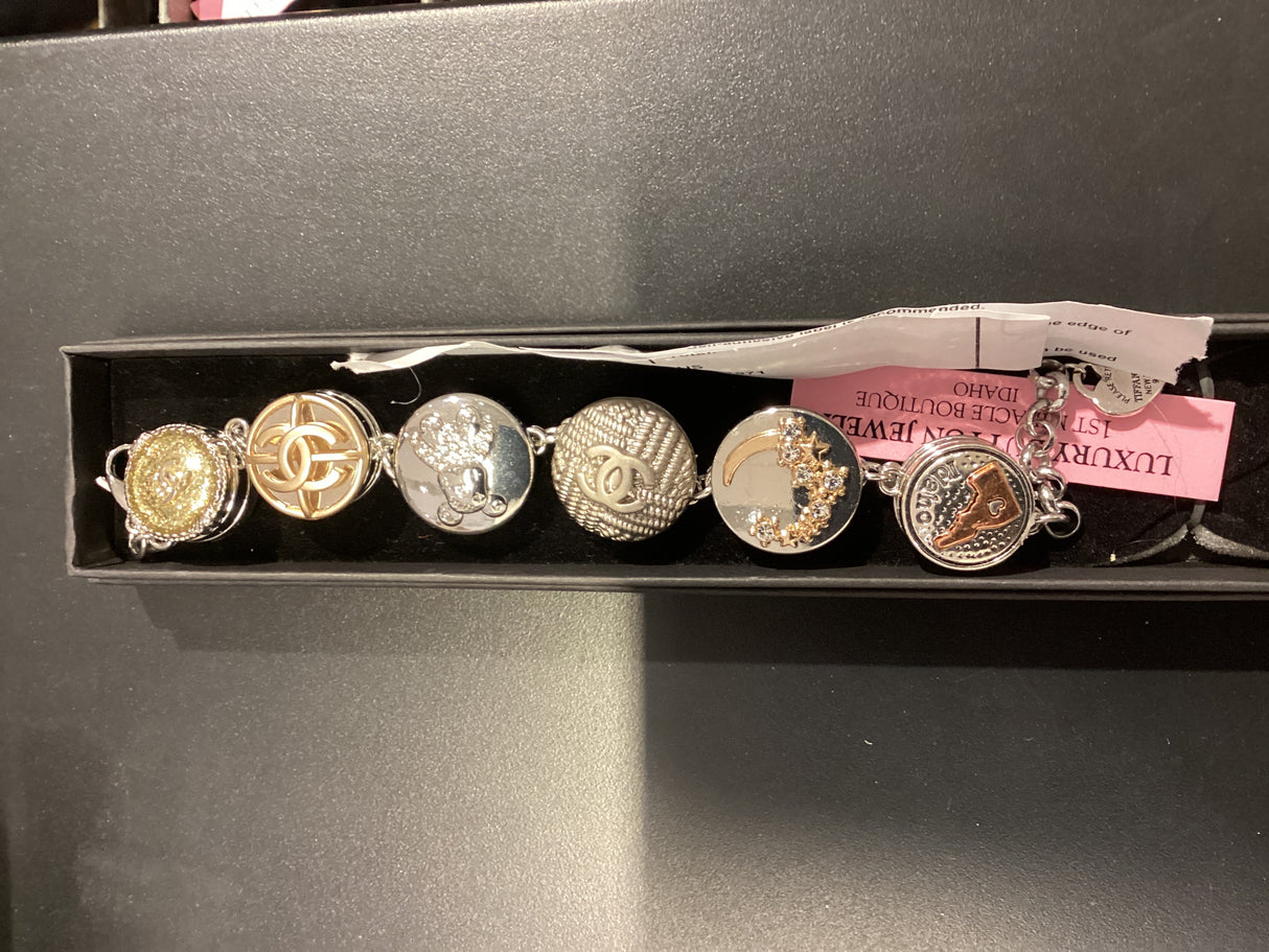 22G SMORGASBORD/LARGE BUTTON BRACELET