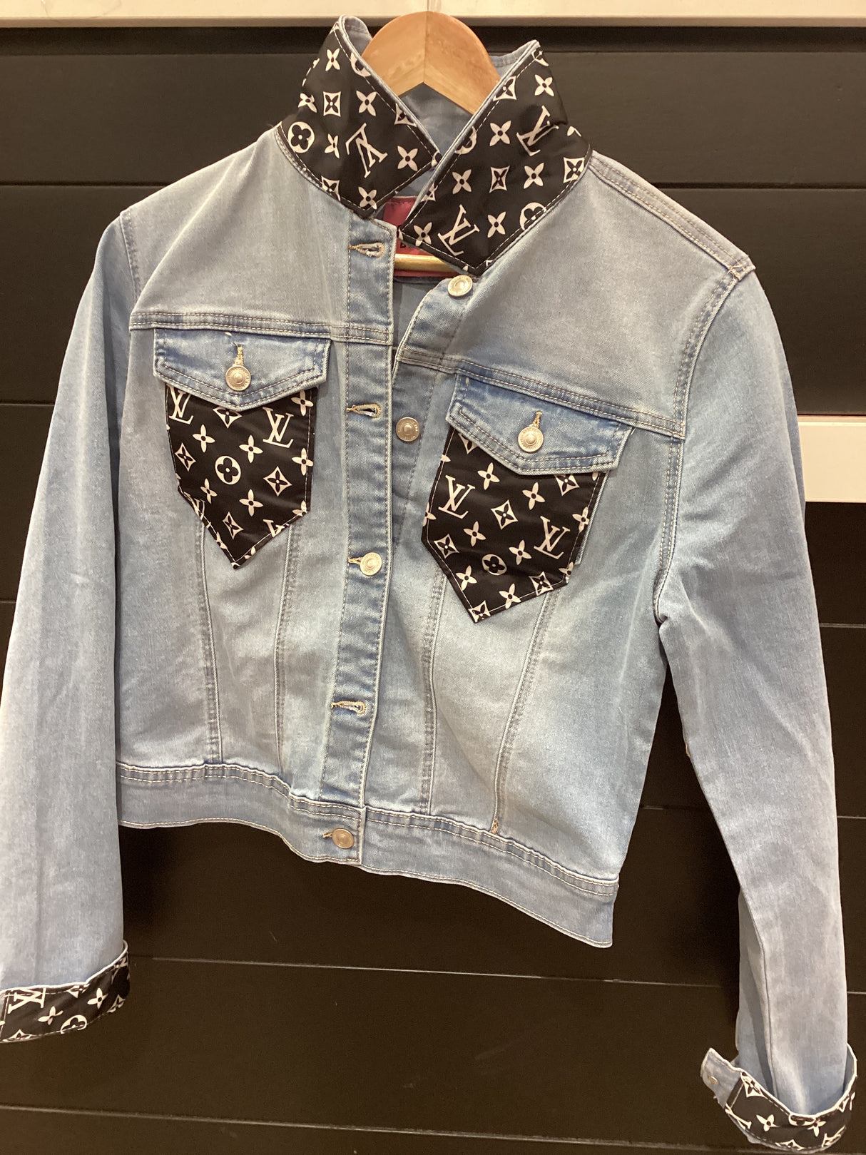 UPCYCLED VINTAGE LV5 BLUE DENIM JACKET