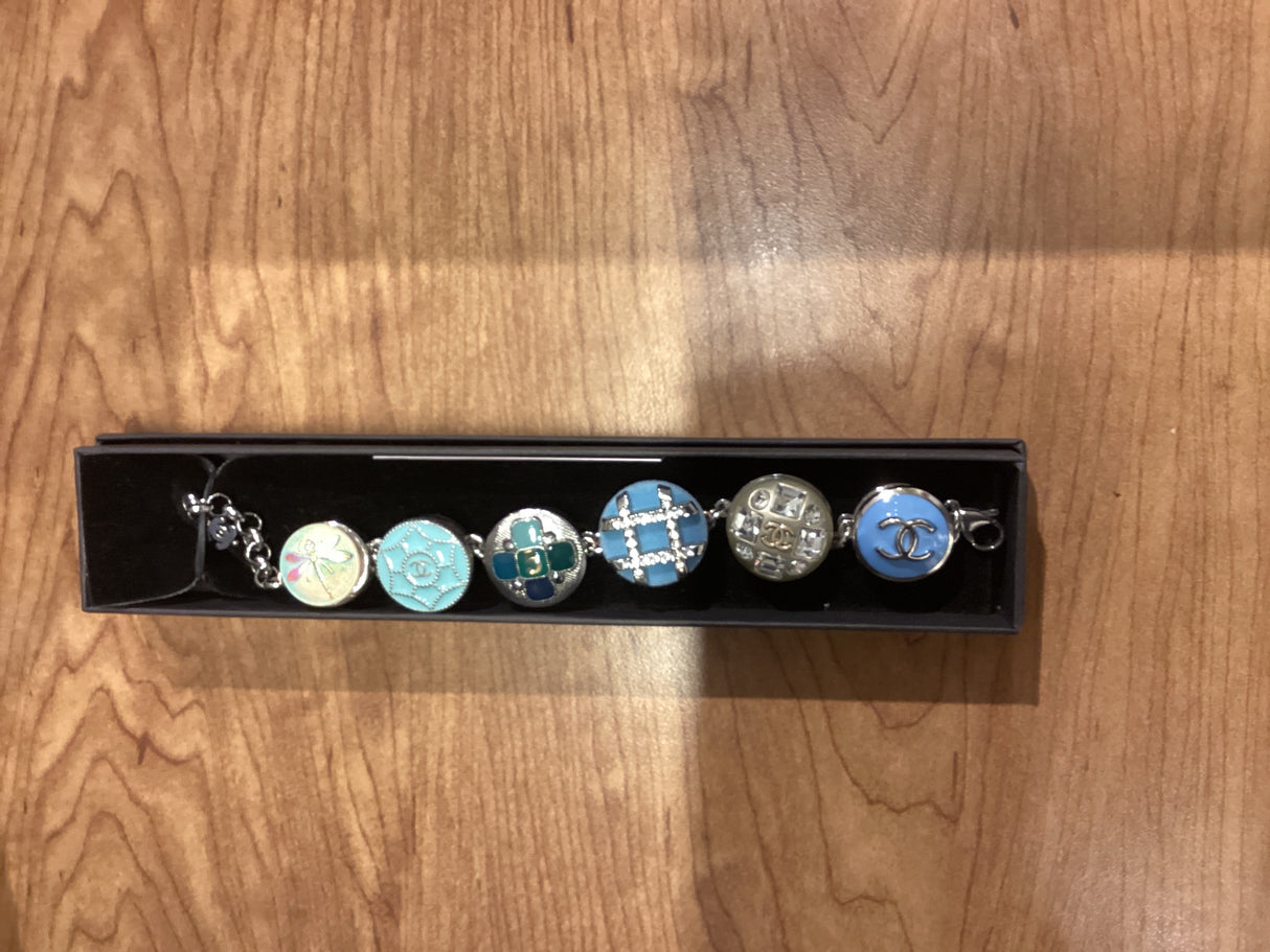 22F SMORGASBORD/LARGE BUTTTON BRACELET