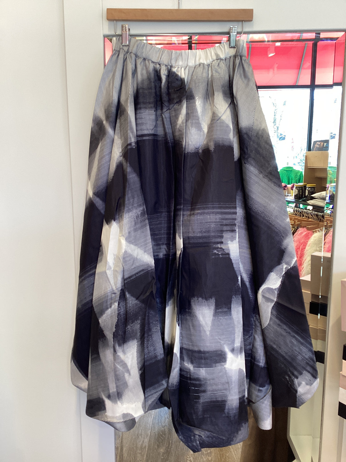 F24007 BLK/WHT ZIP JKTS W/BUBBLE SKIRT