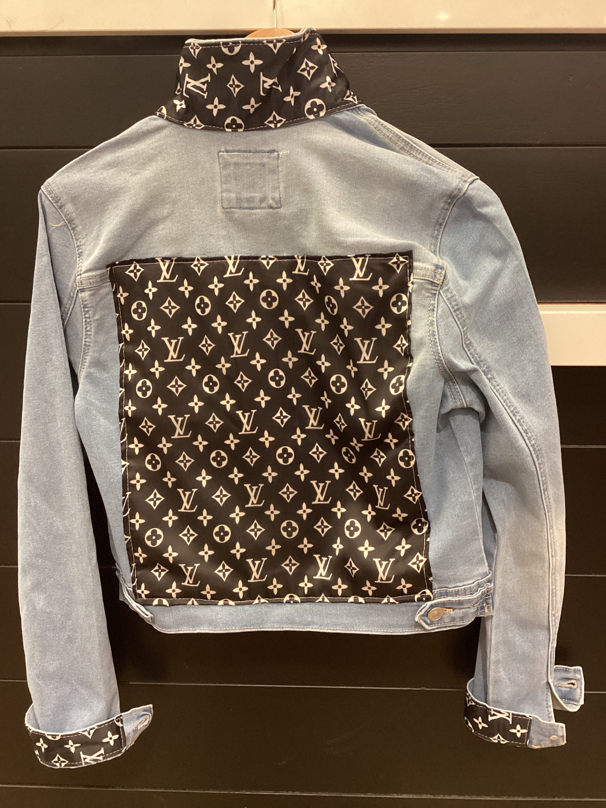 UPCYCLED VINTAGE LV5 BLUE DENIM JACKET