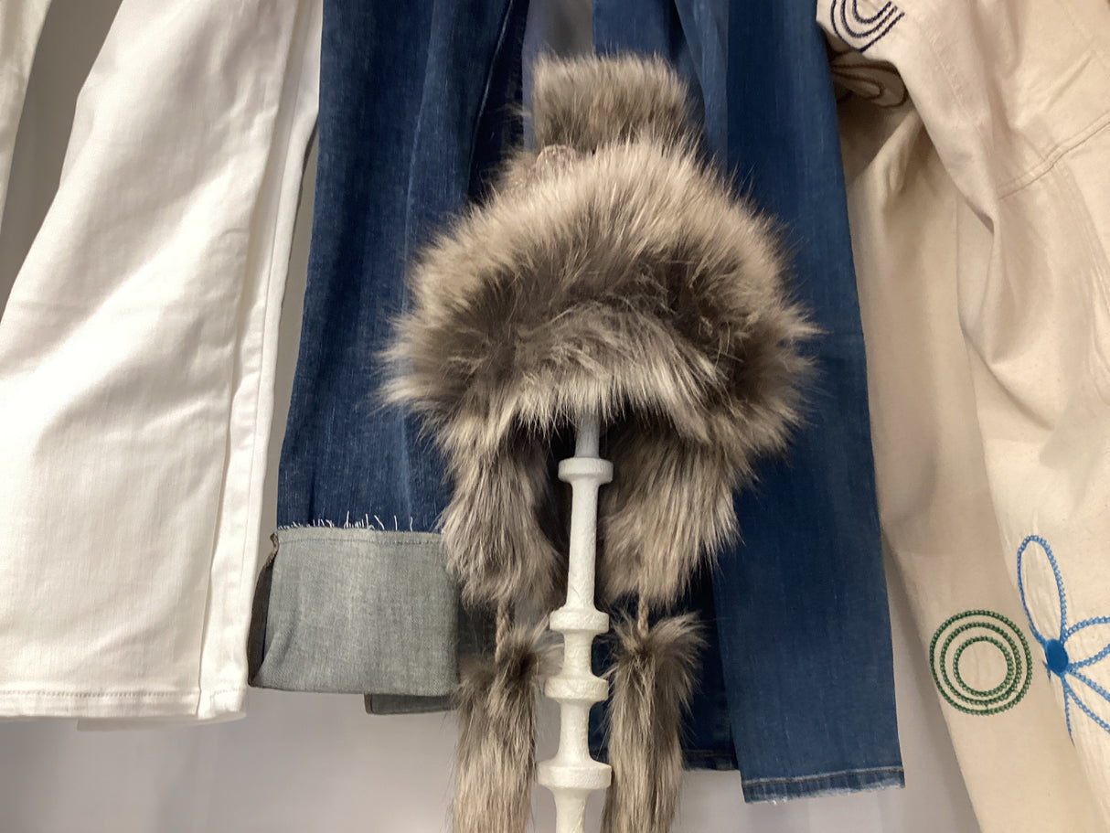 302404 BAJKA Hat with faux fur. (beige/gold lurex)