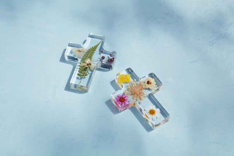 40030431Y DRIED YELLOW FLOWER RESIN CROSS