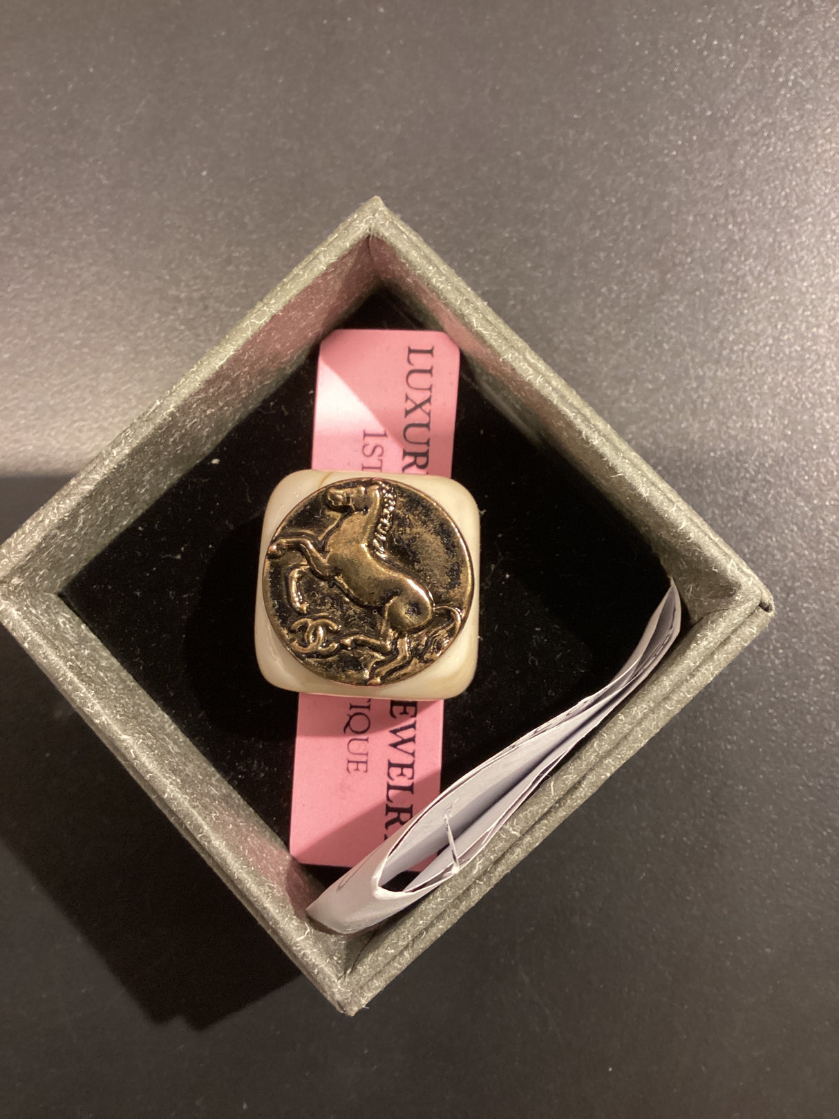 22-O RING C BUTTON ANTIQUE HORSE