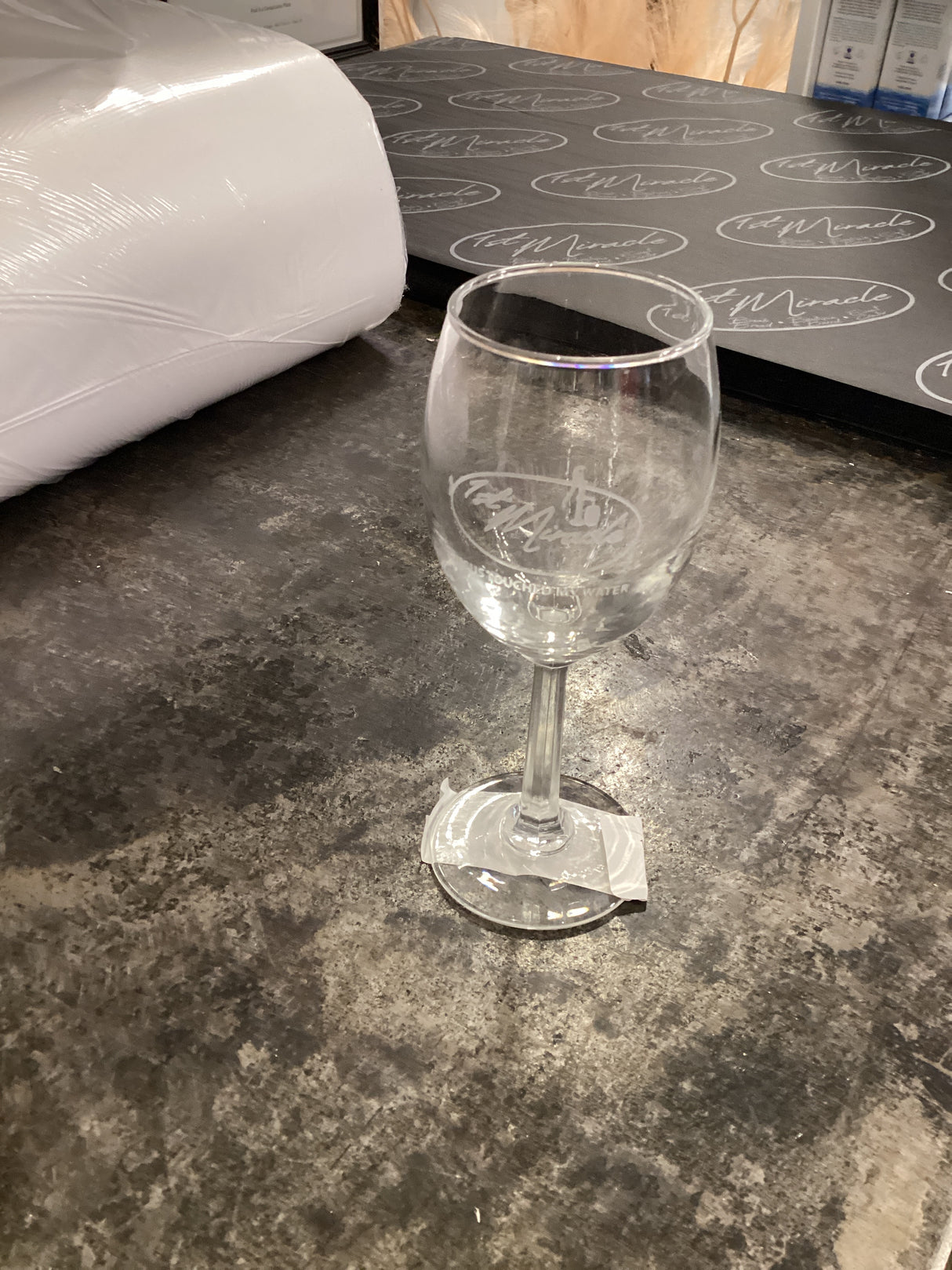 142852-DE-Stemmed Wine Glasses