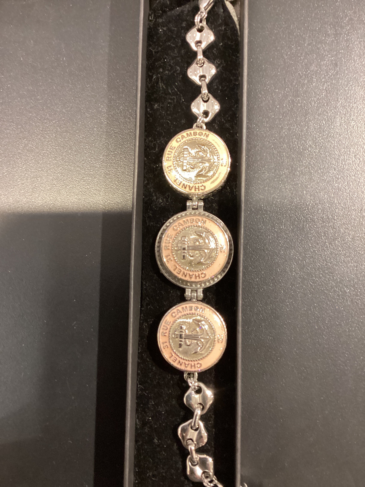 22Y BRACELET C BUTTONS