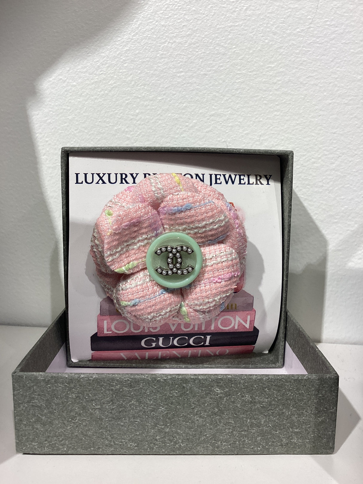 26-O brooch/Hair clips