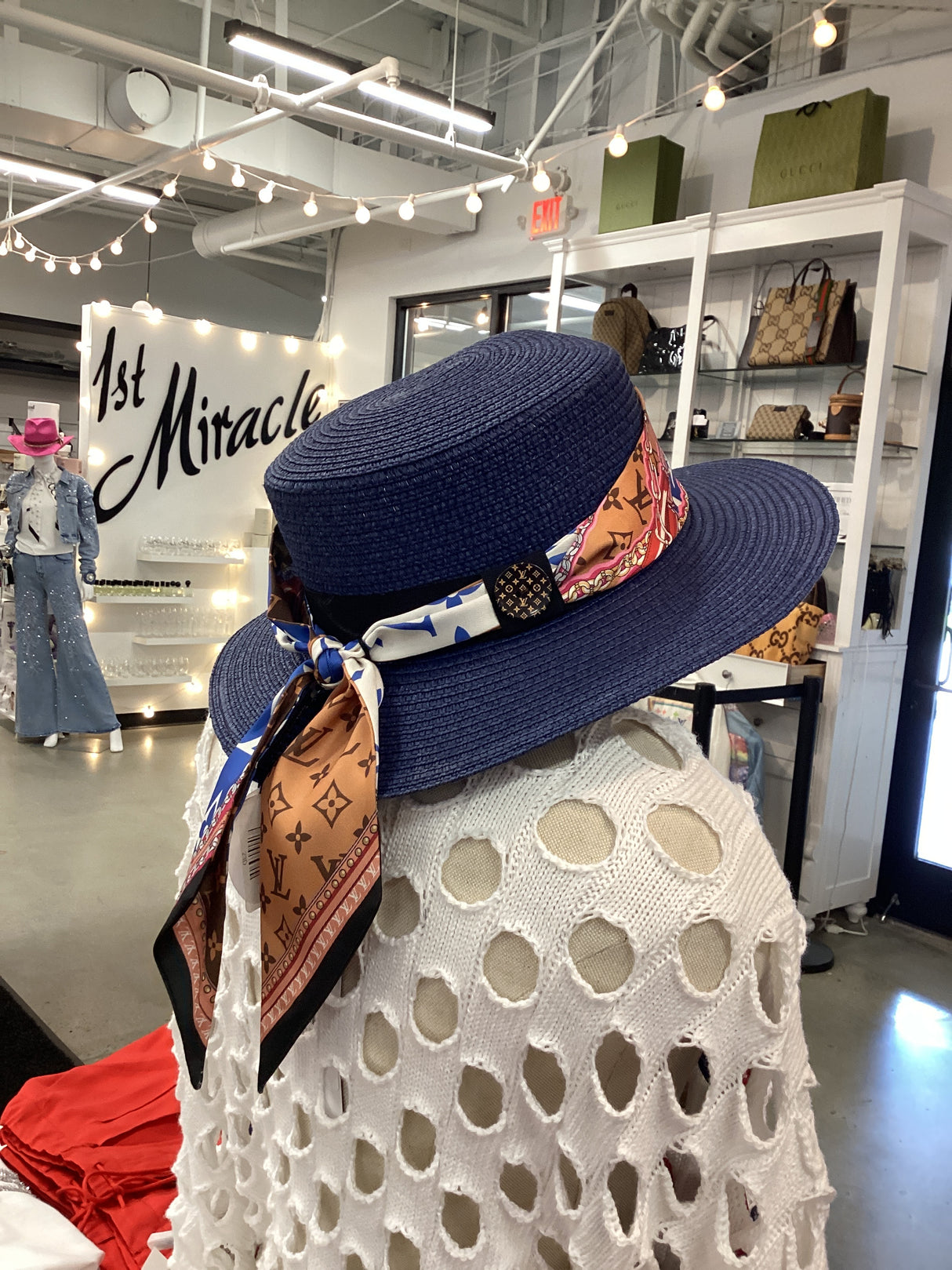 23D HAT WITH ACCENT SCARF