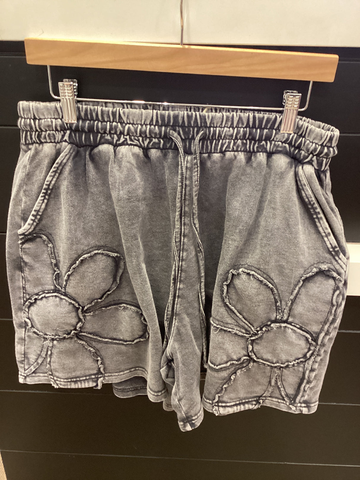 EB90110 FLOWER PATCH MINERAL WASHED SHORTS