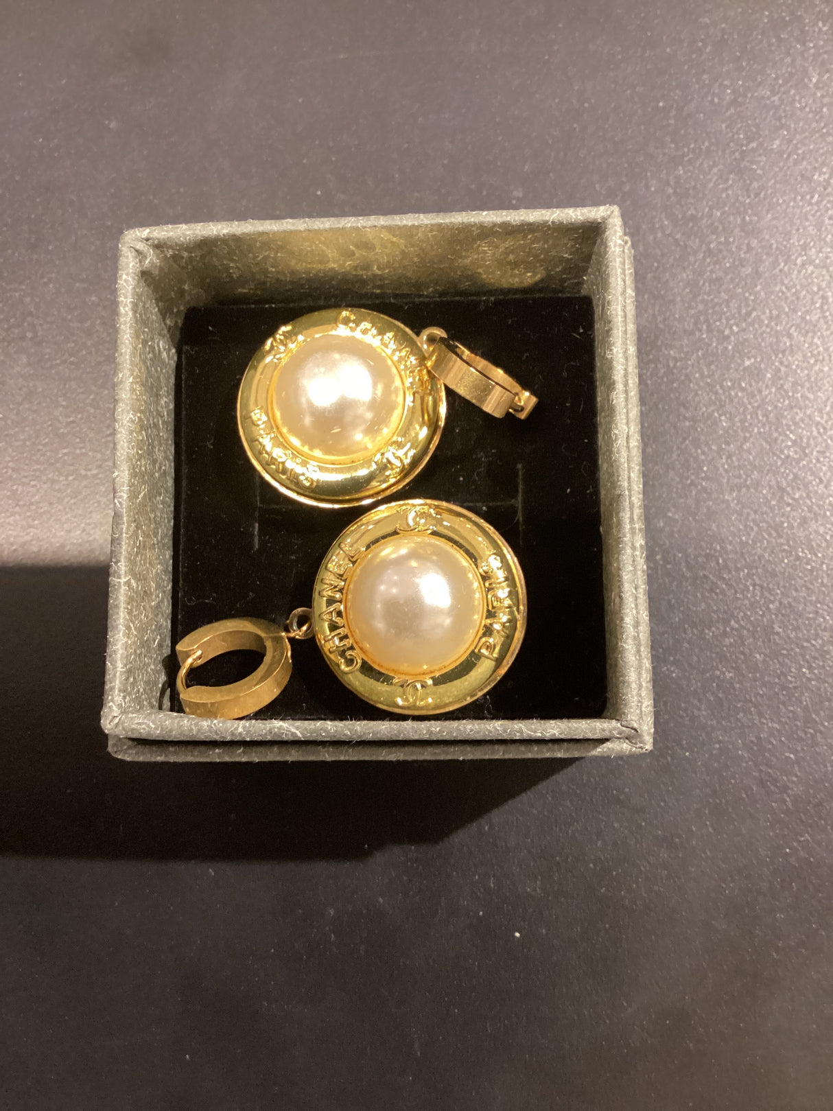 22Z EARRINGS C BUTTON GOLD/PEARL/HOOP DANGLES