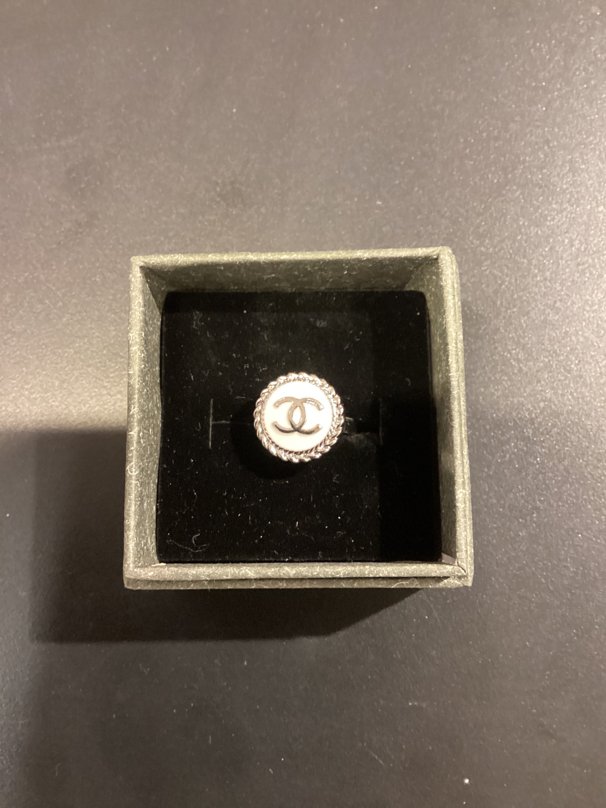 22T RING C BUTTON WHT/SILVER